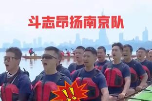 ?东契奇赛后收到NFL巨星马霍姆斯的签名球衣 并与其合影留念